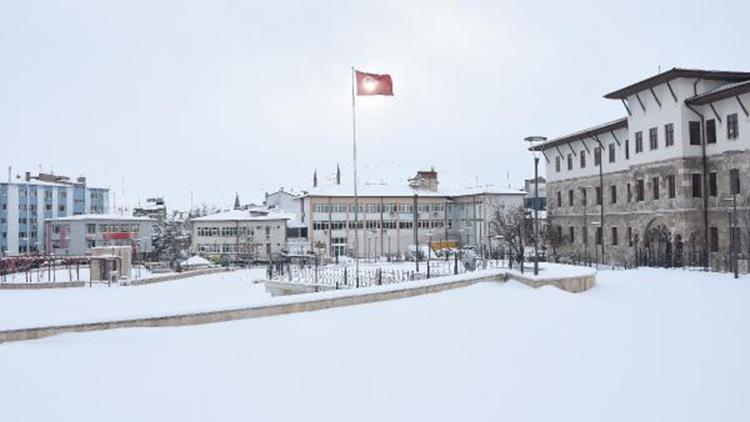 Sivasta kar yağışı; 916 yerleşim yeri ulaşıma kapandı