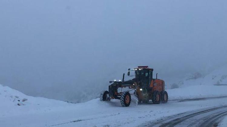 Kar nedeniyle ulaşıma kapatılan Tunceli-Erzincan yolu açıldı