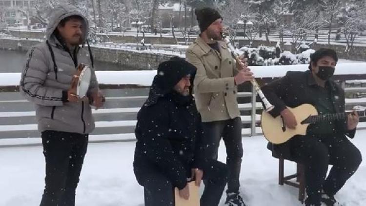 Amasyada kar yağışı altında mini konser