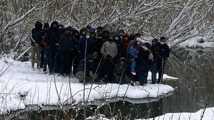 Yunanistanın şiddet uyguladığı göçmenler donmaktan kurtarıldı