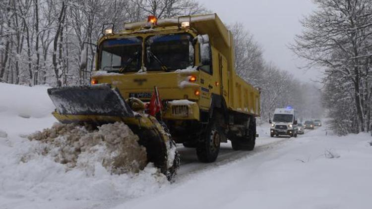 Bursada kar küreme aracı ambulansa yol açtı