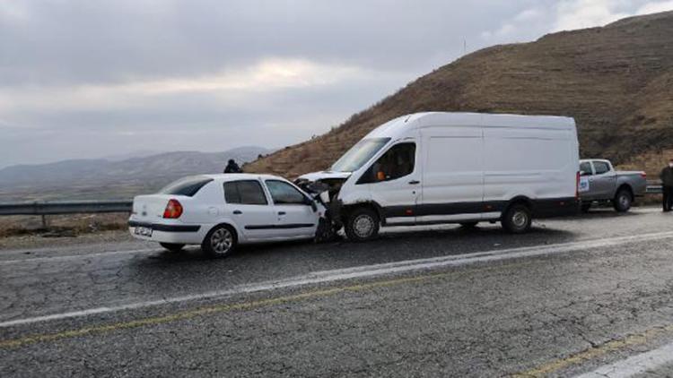 Batmanda otomobil ile minibüs çarpıştı; sürücüler yaralı