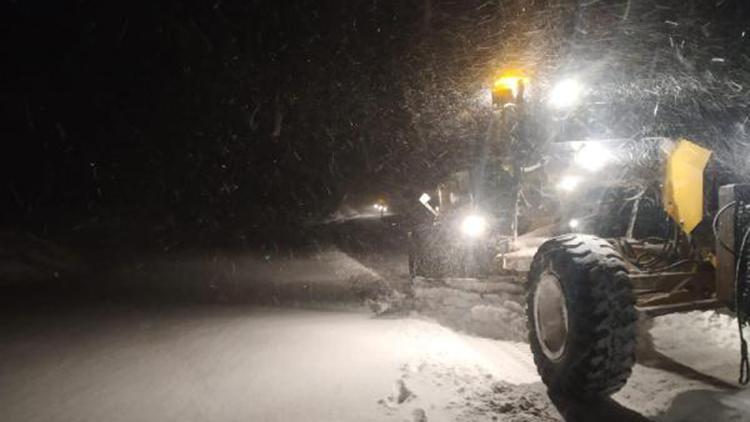 Karlı yolda gece mahsur kalan 14 kişiyi AFAD ve belediye ekipleri kurtardı