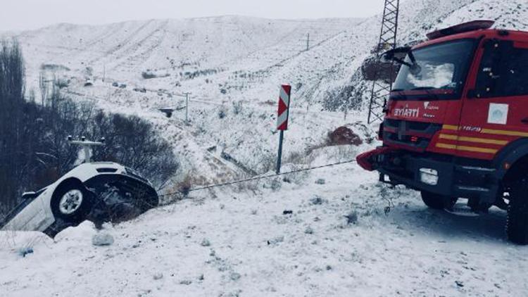 Uçurumda asılı kalan otomobildeki 5 kişiyi itfaiyeciler kurtardı