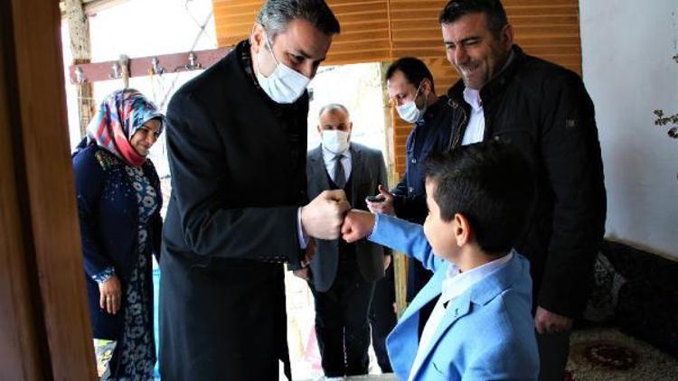 Başkan Eroğlundan küçük Mustafaya sürpriz ziyaret