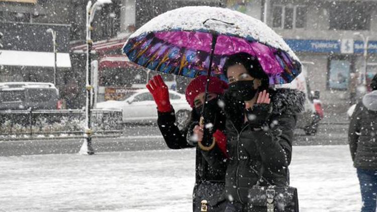 Meteorolojiden son dakika İstanbul açıklaması Kar yerini yağmura bırakıyor...