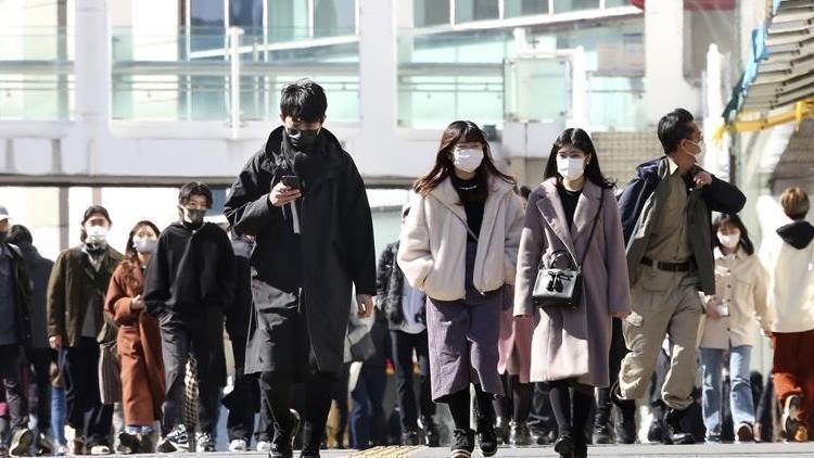 Kovid-19a rağmen gece saatlerinde Tokyoda gezen iktidar milletvekili istifa etti