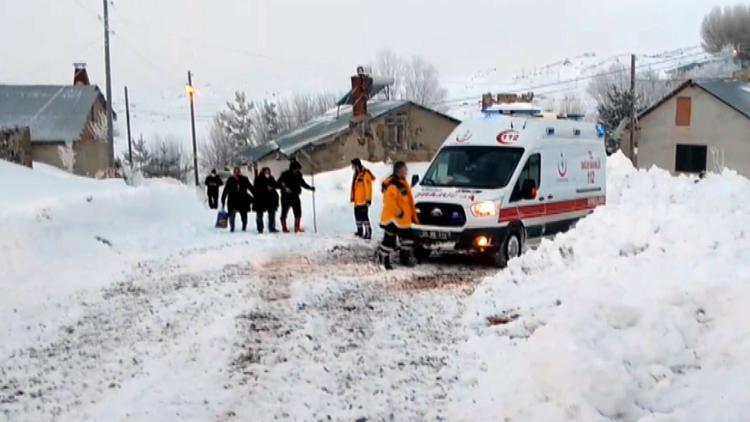 Erzincanda hasta kadın, paletli ambulansla 5 saatte hastaneye ulaştırıldı
