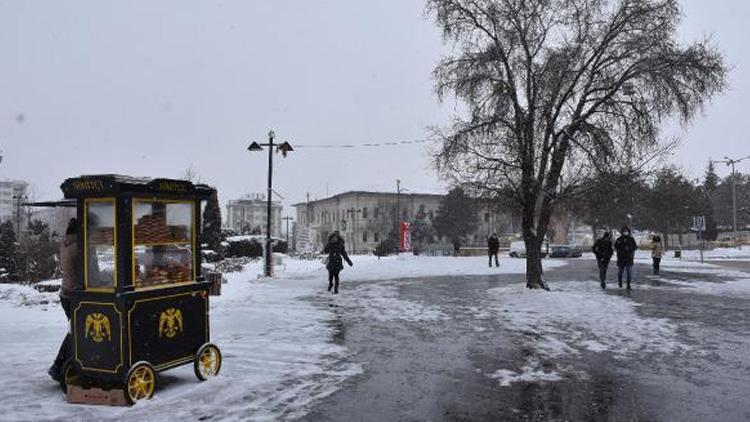 Sivasta kar yağışı 109 yerleşim yeri yolu kapalı