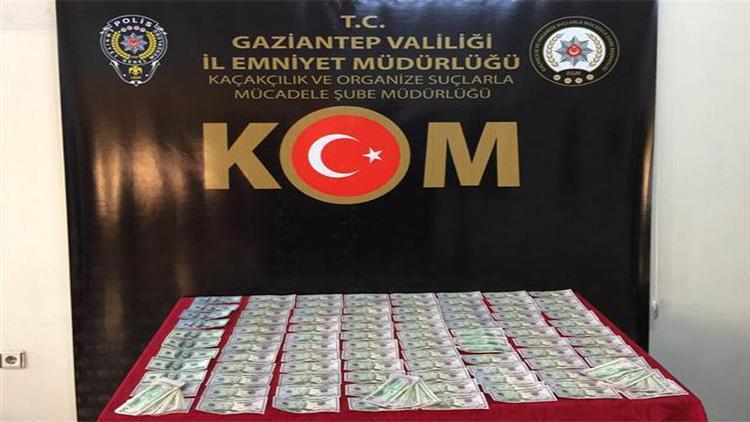 Gaziantepte kovalamaca sonucu yakalanan iki zanlının üst aramasında sahte 10 bin 900 dolar bulundu