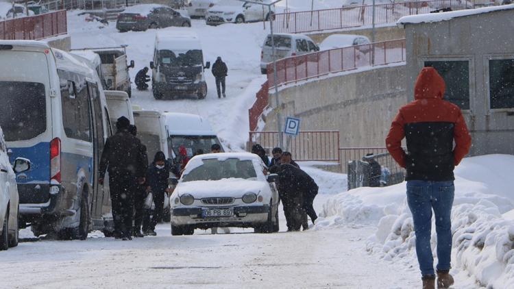 Yüksekovada yollardaki buzlanma kazalara yol açtı; sürücüler zor anlar yaşadı