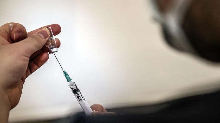 İzmirde 425 bin doz koronavirüs aşısı uygulandı