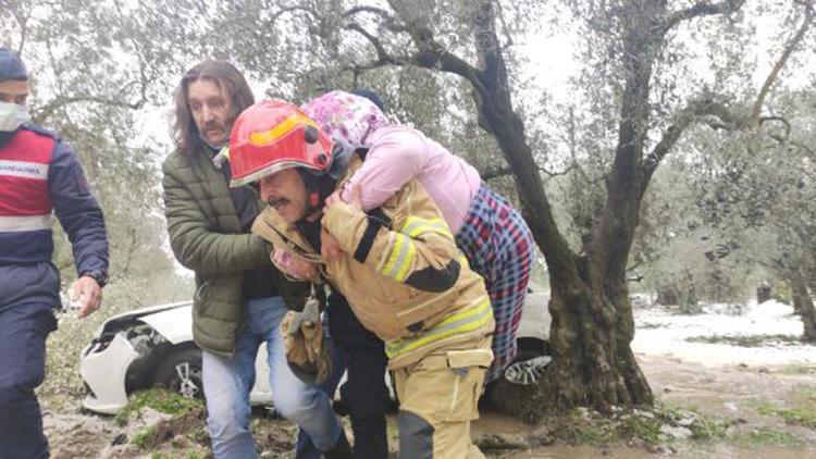 Yaralı kadını, itfaiye eri sırtında ambulansa taşıdı