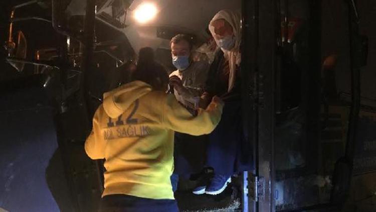 Hasta kadın karlı yolda, iş makinesi ile ambulansa taşındı
