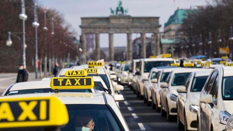 Taksiciler Yolcu Taşıma Yasası’nda değişikliği protesto etti