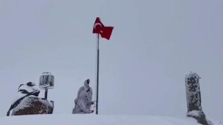 MSBden karla kaplı üs bölgesinde bayrak değişimi paylaşımı