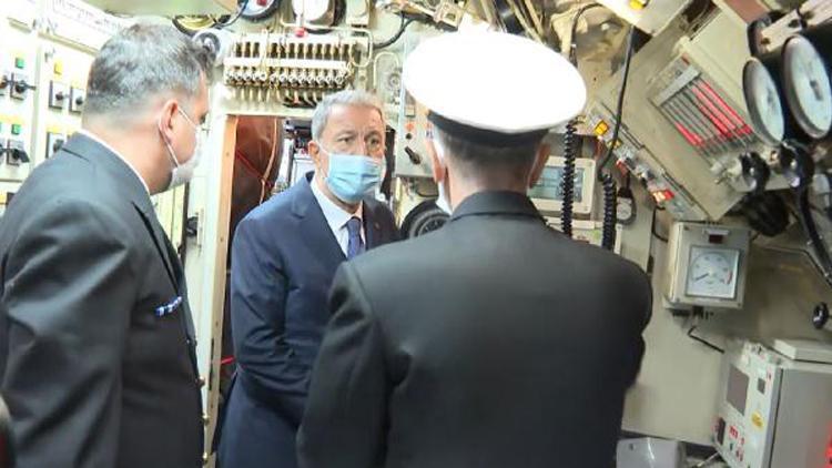 Bakan Akar TCG Gür denizaltısını ziyaret etti