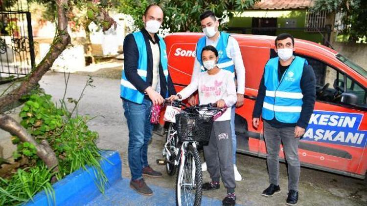İpek’in bisiklet hayalini Başkan Çetin gerçekleştirdi