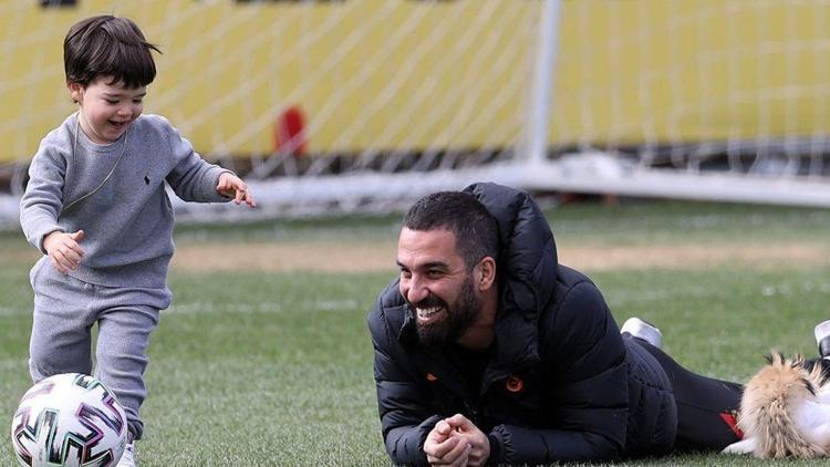Galatasaray idmanında sürpriz konuk Arda Turan, oğlu Hamza Arda Turan ile...