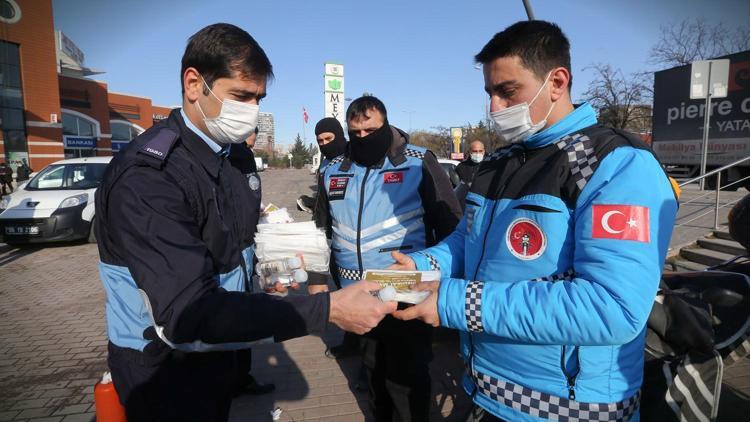 Motorlu kuryelere maske ve dezenfektan