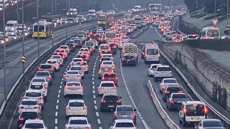 Kısıtlama sonrası İstanbulda trafik yoğunluğu