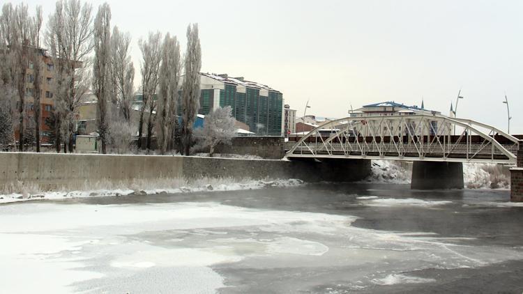 Ardahan eksi 20 ile buz kesti Kura Nehri kısmen dondu