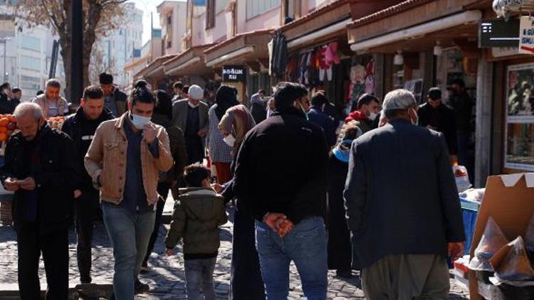 Diyarbakırda kısıtlama sonrası park ve caddelerde yoğunluk