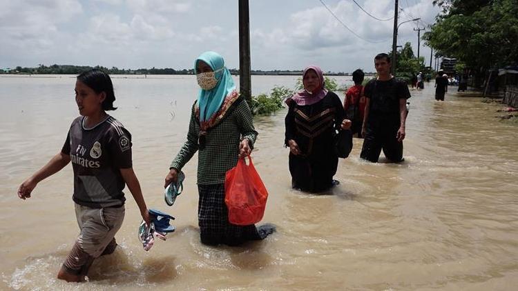 Endonezyada 28 bin kişi selden etkilendi