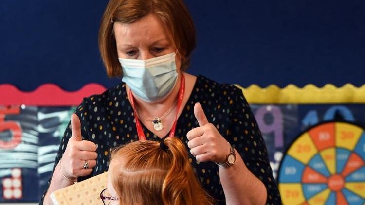 İskoçyada, Kovid-19 aşısı hastaneye yatışları ciddi oranda düşürdü