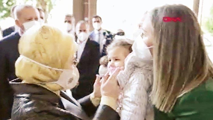 Cumhurbaşkanı Erdoğan ve eşi Emine Erdoğan Ayda bebeği sevdiler