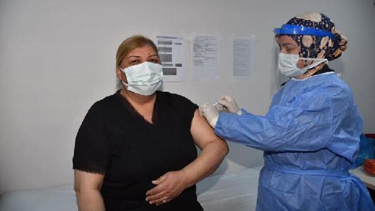 Ceyhan Belediye Başkanı Erdem, koronavirüs aşısı yaptırdı