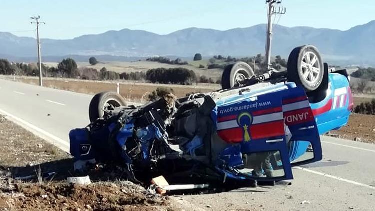 Burdurda otomobil jandarma ekip aracıyla çarpıştı