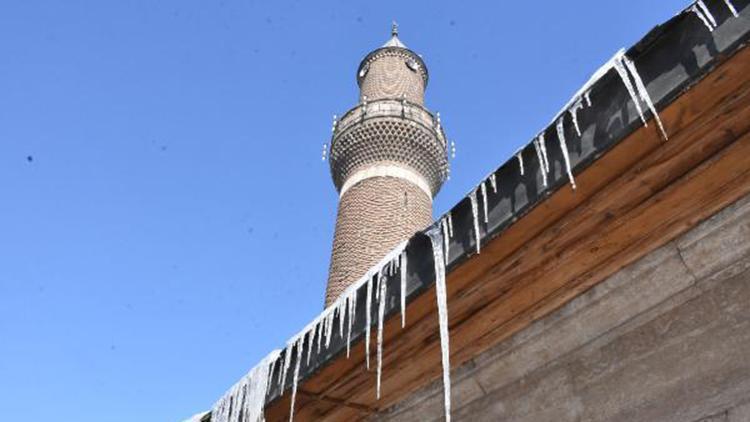 Sivasta, çatılarda tehlike oluşturan buz sarkıtlarına itfaiye müdahalesi