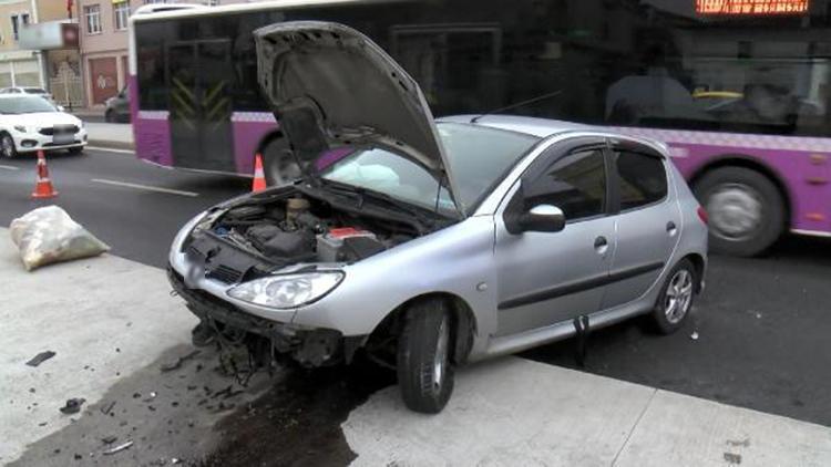 Fatihte refüjü aşıp karşı şeride geçen otomobilin sürücüsü yaralandı