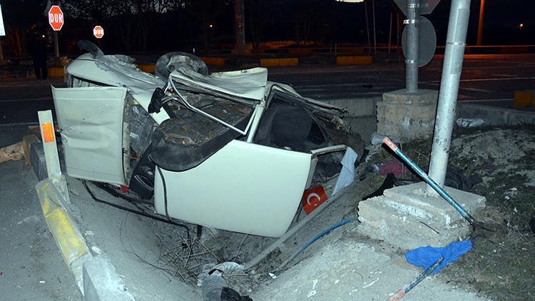Antalyada akılalmaz olay Kaza yapan araç ikiye bölündü