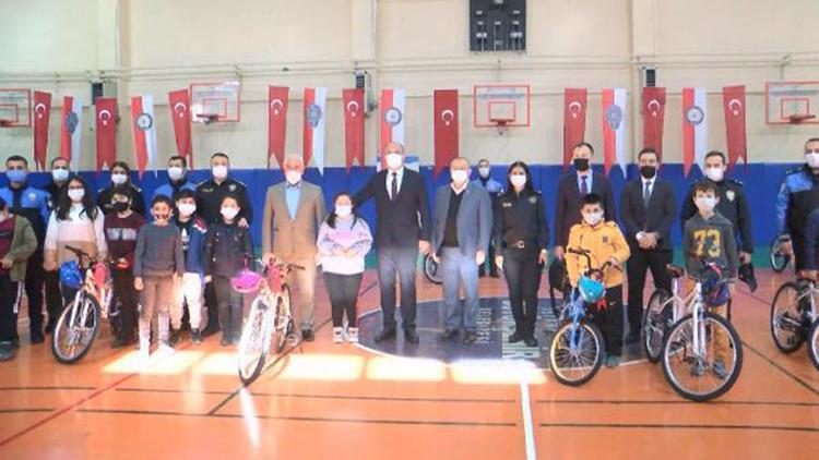Esenyurtta Emniyet Müdürü Aktaşın katılımıyla çocuklara bisiklet dağıtıldı