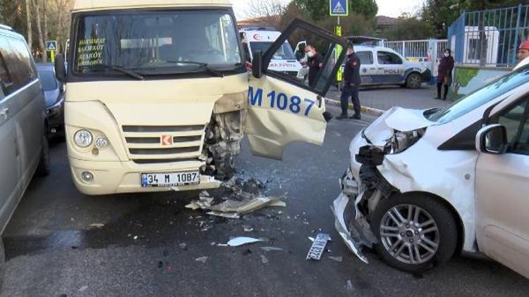 Bakırköyde yolcu minibüsü ile polis aracı kafa kafaya çarpıştı: 2 yaralı