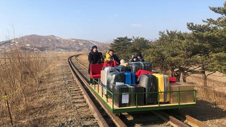 Rus diplomatların çilesi böyle görüntülendi... Kuzey Koreyi drezin iterek terk ettiler