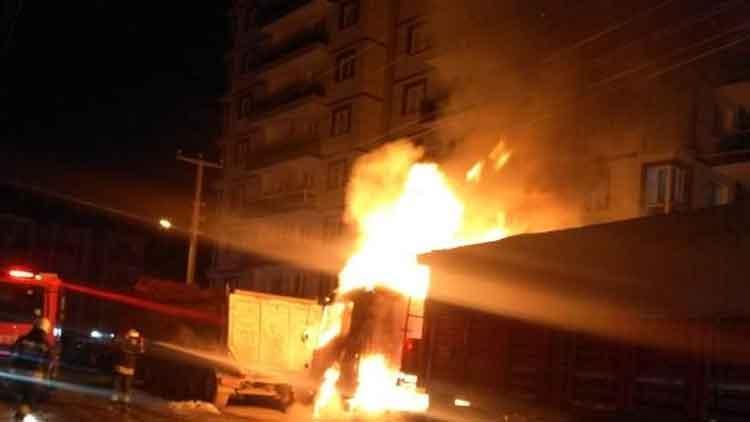 Konyada park halindeki TIR alev alev yandı