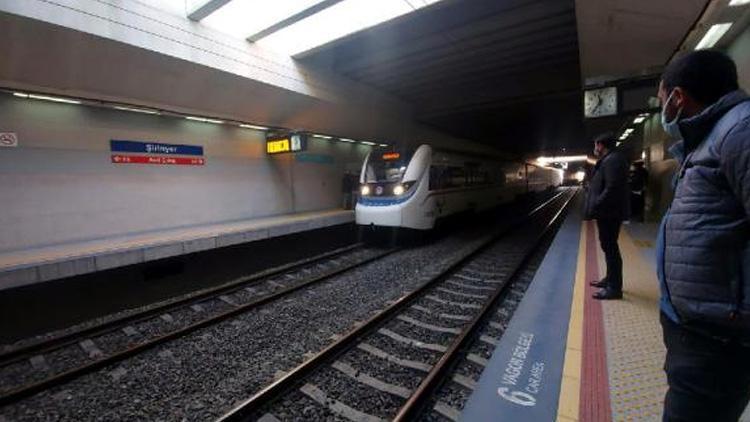 İzmirde Şirinyer İZBAN durağında intihar girişimi Trenin önüne atladı