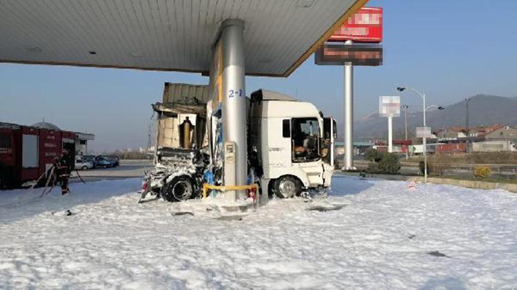 TIR, akaryakıt istasyonuna daldı