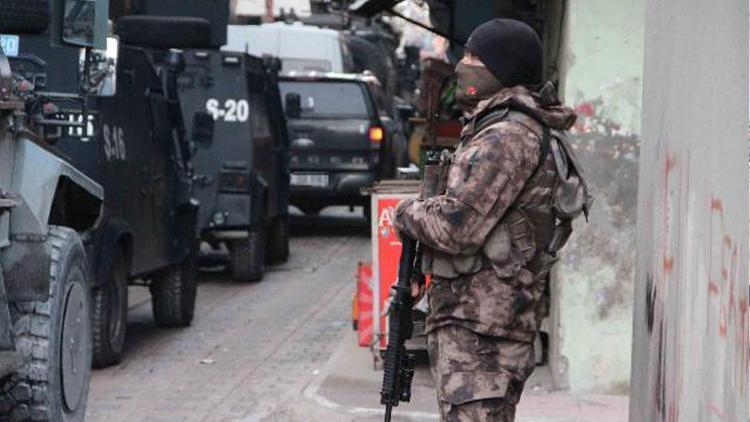 Diyarbakırda terör operasyonu HDPli vekilin babası dahil 14 gözaltı