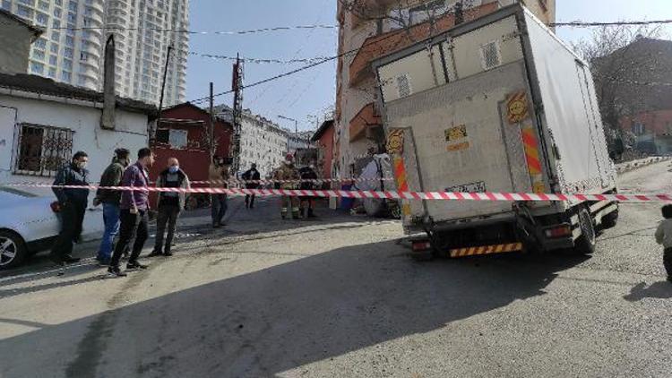 Şişlide yol çöktü Kamyonun tekeri çukura düştü