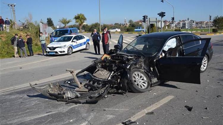 Antalyada otomobil ile kamyon çarpıştı: 3 yaralı