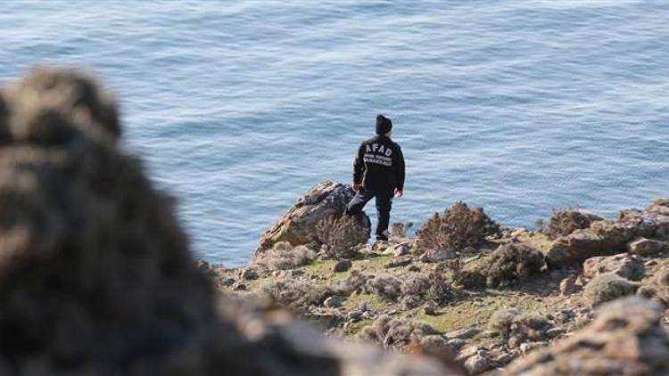 Gökçeadada tekne batması sonucu kaybolan jandarma trafik tim komutanını Fatih Toykuyuyu arama çalışmaları sürüyor