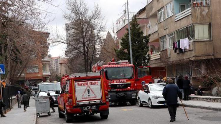 Kayseri’de balkona dökülen soba közünden çıkan yangın söndürüldü