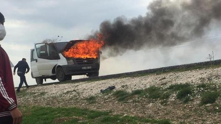 Engellileri taşıyan servis aracı alev aldı, sürücü içerdekileri çıkardı