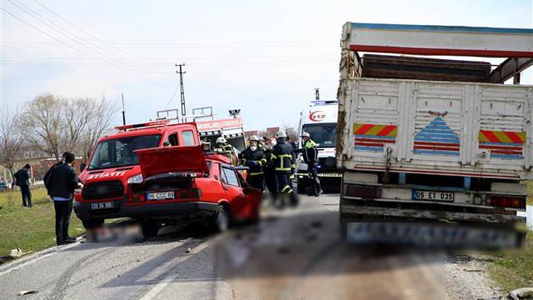 Kırklarelinde otomobil ile kamyon çarpıştı: 2 ölü
