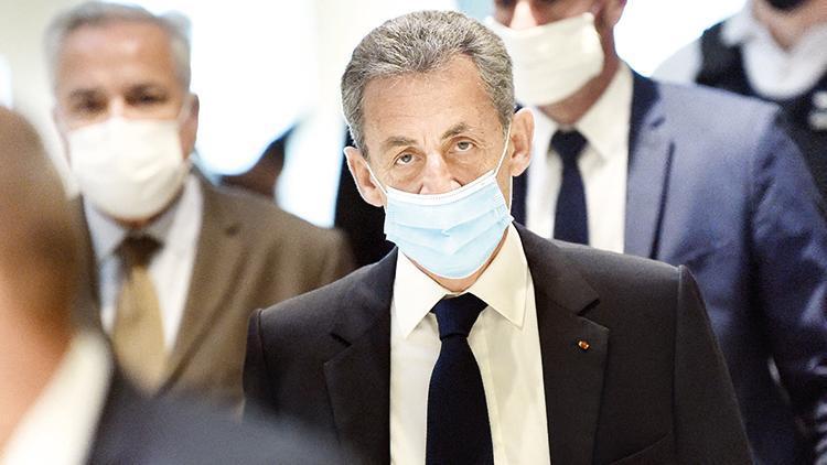 Sarkozy’ye yolsuzluktan 3 yıl hapis cezası