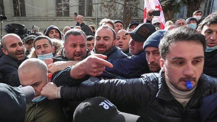 Gürcistanda protestocular ile polis arasında arbede çıktı